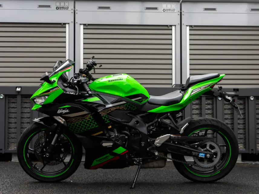 無人のコンテナにレンタルバイクを格納しています